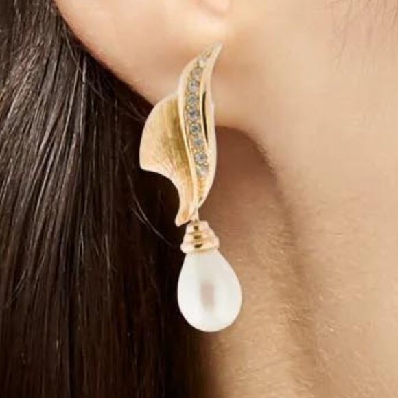 CHRISTIAN DIOR GOLDEN WINGS W/ CRYSTALS AND LONG TEARDROP FAUX PERL EARRINGS 30 - Picture 3 of 6